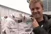 Bild zum Inhalt: Nico Rosberg spendet Rennanzug und Handschuhe für guten Zweck