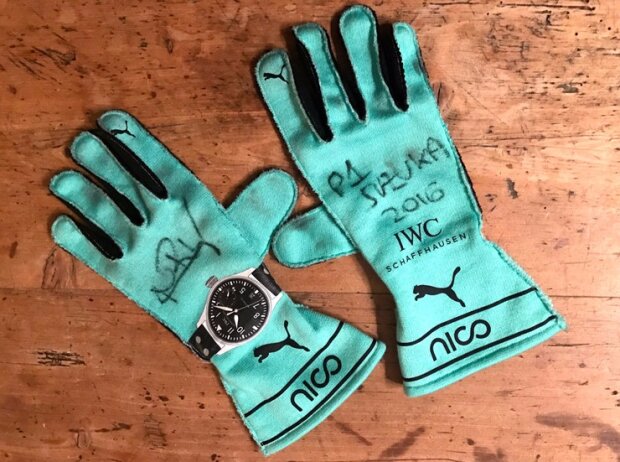 Nico Rosbergs getragene und handsignierte Renn-Handschuhe vom Grand Prix in Suzuka 2016