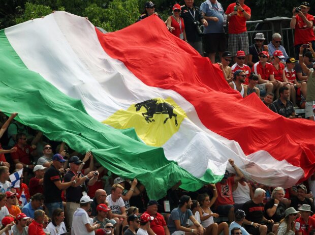 Titel-Bild zur News: Fans Monza Flagge Italien