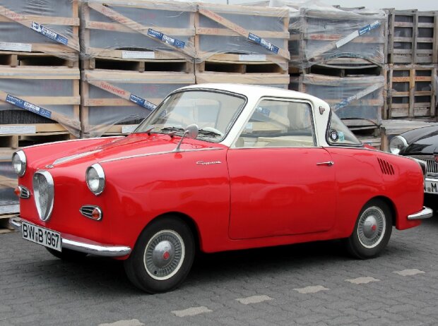 Das Goggomobil-Coupé: zweisitziger Kleinstwagen mit Zweizylinder-Zweitakt-Heckmotor, 247 cm³, 13,6 PS bei 5.400/min, Länge 3.035 mm, Breite 1.370 mm, Leergewicht (ohne Fahrer) 480 kg, Höchstgeschwindigkeit 84 km/h