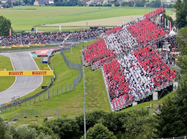 Titel-Bild zur News: 55.000 Zuschauer bei der Formel 1 in Österreich 2015