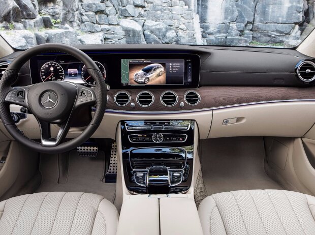 Cockpit des Mercedes E-Klasse T-Modell 2017 All Terrain