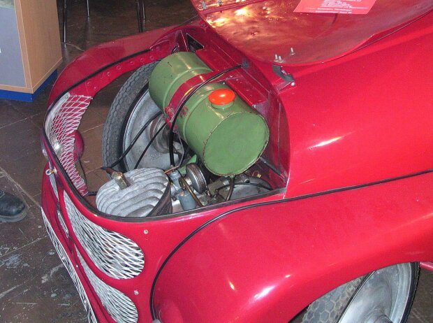 Motor und Tank des Kleinschnittger F 125 bei der Technoclassica Essen 2005