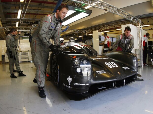 Titel-Bild zur News: Porsche Test Abu Dhabi