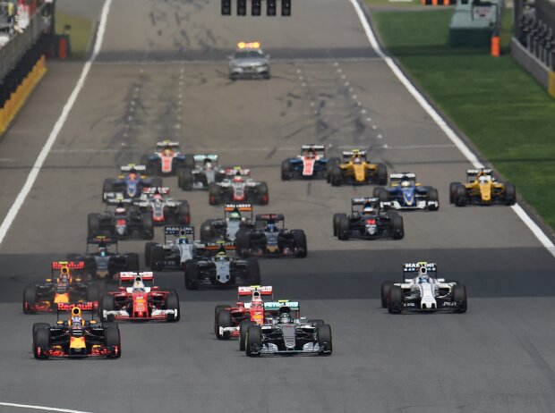 Titel-Bild zur News: Daniel Ricciardo, Nico Rosberg, Start