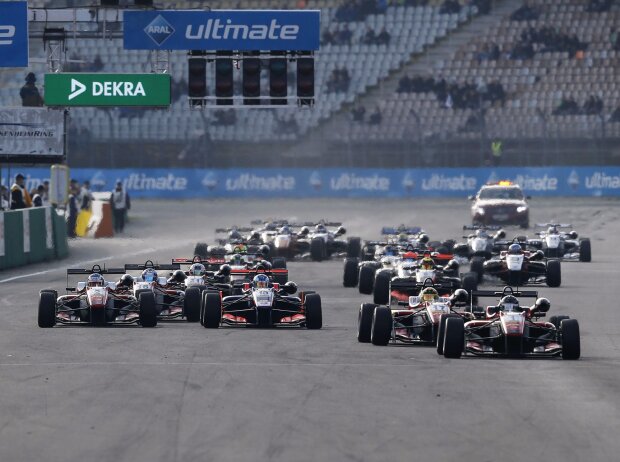 Titel-Bild zur News: Formel 3 Start