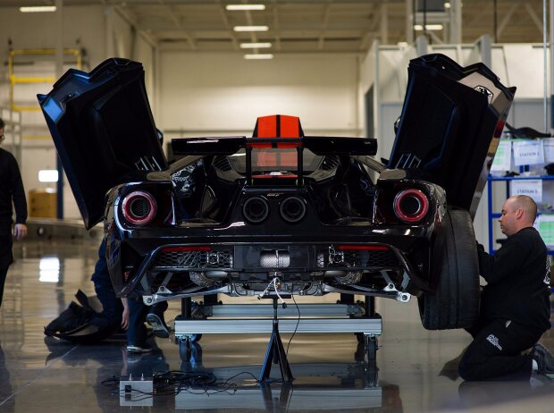 Montage des ersten Ford GT 2017 Montage des ersten Ford GT 2017