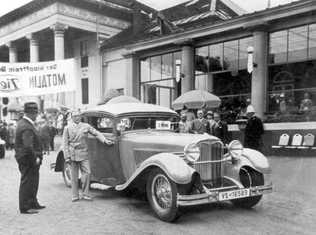 Fritz von Opel gewinnt mit seinem Opel Regent 8 Zylinder-Coupé den ersten Preis bei der Schönheitskonkurrenz in Baden-Baden, 1928