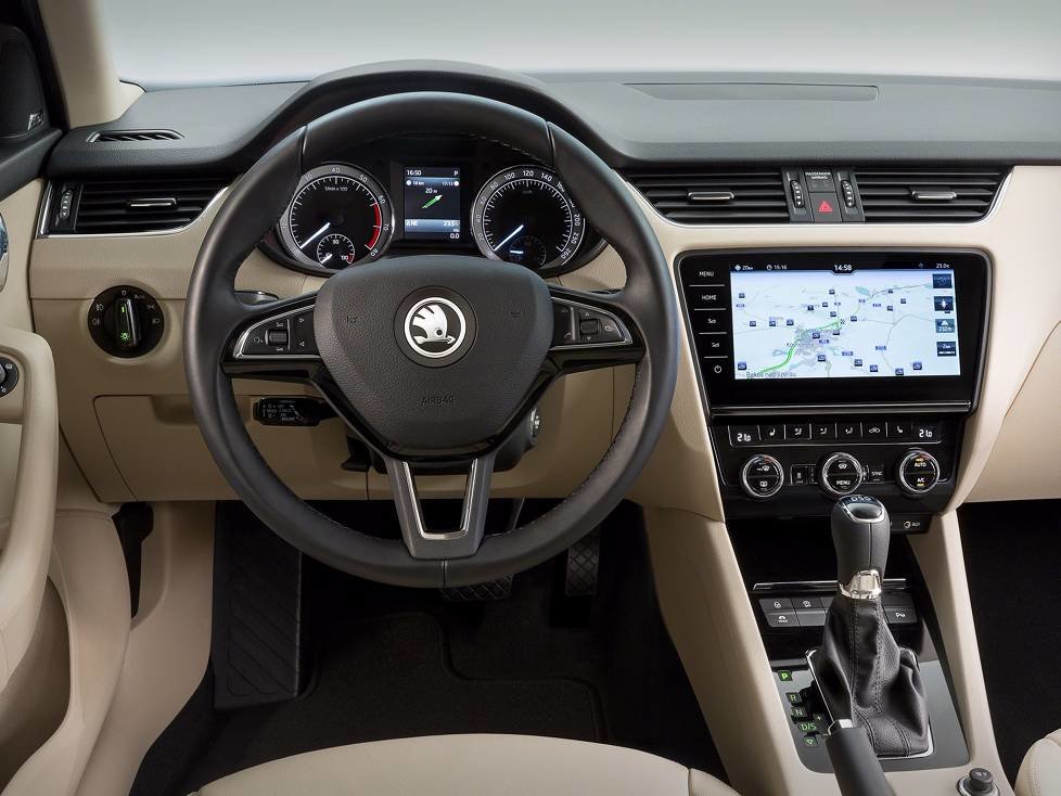 Innenraum mit COckpit und Armaturenbrett des Skoda Octavia 2017