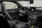 Cockpit des Mercedes-AMG 45 4Matic Yellow Night Edition 