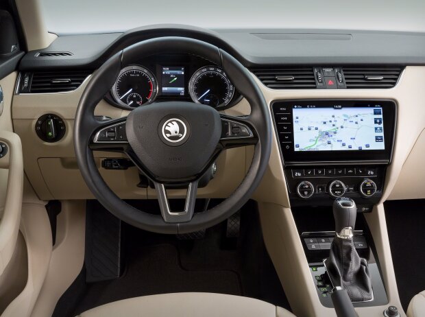 Innenraum mit Cockpit und Armaturenbrett des Skoda Octavia 2017