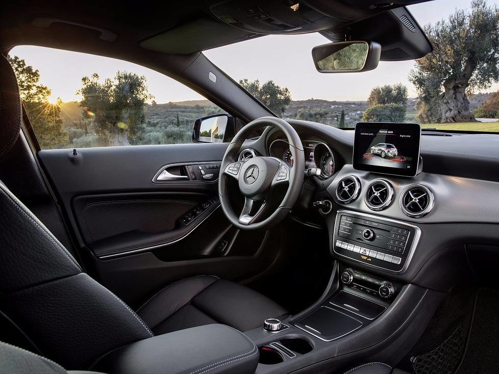 Innenraum mit Cockpit des Mercedes-Benz GLA