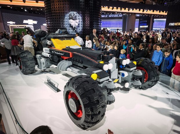 Titel-Bild zur News: Chevrolets Lego-Batmobil bei der NAIAS