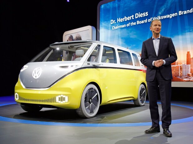 Herbert Diess und der Volkswagen I.D.Buzz 