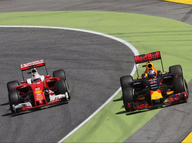 Daniel Ricciardo, Sebastian Vettel Daniel Ricciardo, Sebastian Vettel