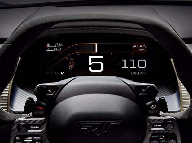Digitales Instrumenten-Display im Cockpit des Ford GT 2017 Digitales Instrumenten-Display im Cockpit des Ford GT 2017