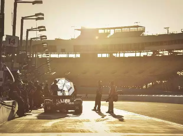 Titel-Bild zur News: Phoenix International Raceway, Boxengasse, Sonnenuntergang