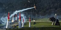 Kirby Chambliss fliegt durch die Pylonen beim Red Bull Air Race am Red Bull Ring in Spielberg 2014