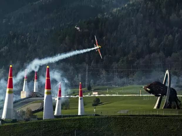 Kirby Chambliss fliegt durch die Pylonen beim Red Bull Air Race am Red Bull Ring in Spielberg 2014 Titel-Bild zur News: Kirby Chambliss fliegt durch die Pylonen beim Red Bull Air Race am Red Bull Ring in Spielberg 2014