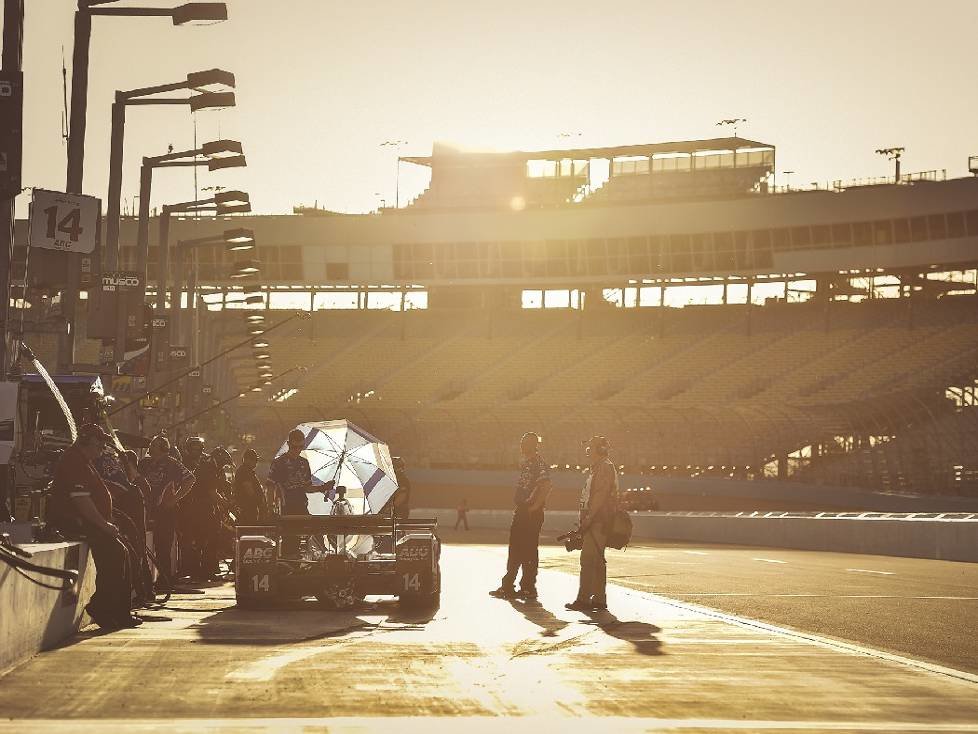 Phoenix International Raceway, Boxengasse, Sonnenuntergang
