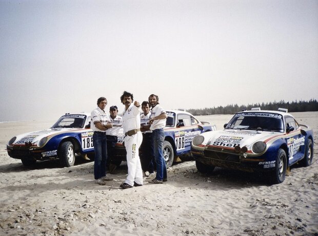 Titel-Bild zur News: Rallye Paris-Dakar 1986: Das Rothmans-Team vor den drei Porsche 959 Paris-Dakar