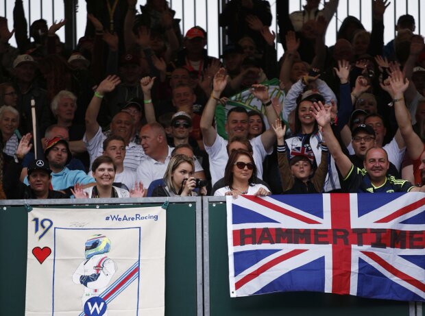 Titel-Bild zur News: Fans von Lewis Hamilton