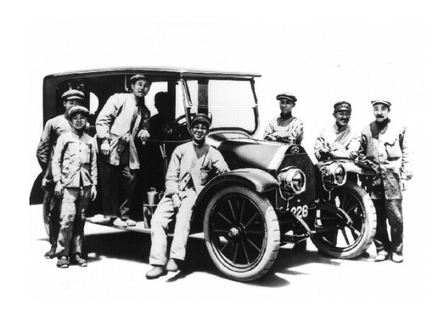 Titel-Bild zur News: Die Arbeiter in Kobe präsentieren den Prototyp des Mitsubishi Modell A (1917-1921), des ersten japanischen Serienautos