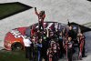 Bild zum Inhalt: NASCAR 2017: Kurt Busch siegt erstmals beim Daytona 500