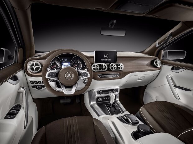 Innenraum und Cockpit des Mercedes-Benz Concept X-Class