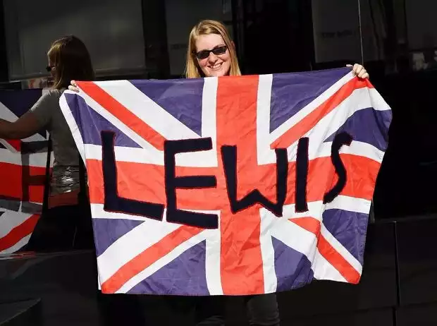 Lewis Hamilton Flagge, Union Jack, Fan, Zuschauer Titel-Bild zur News: Lewis Hamilton Flagge, Union Jack, Fan, Zuschauer