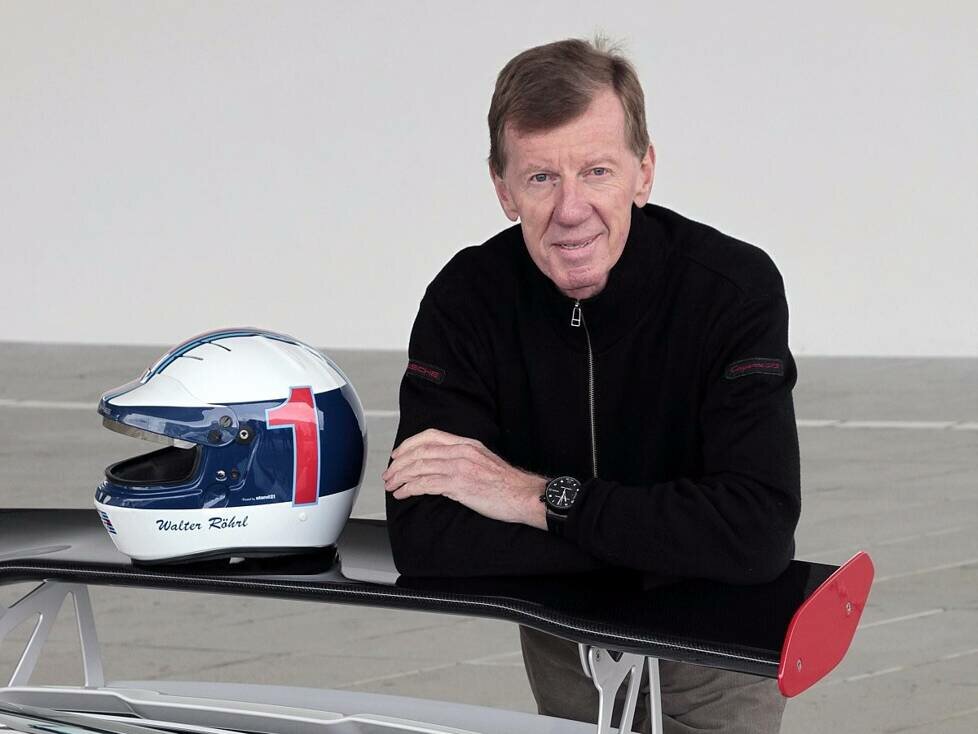 Walter Röhrl am Heckflügel eines Porsche 911 GT3 RS