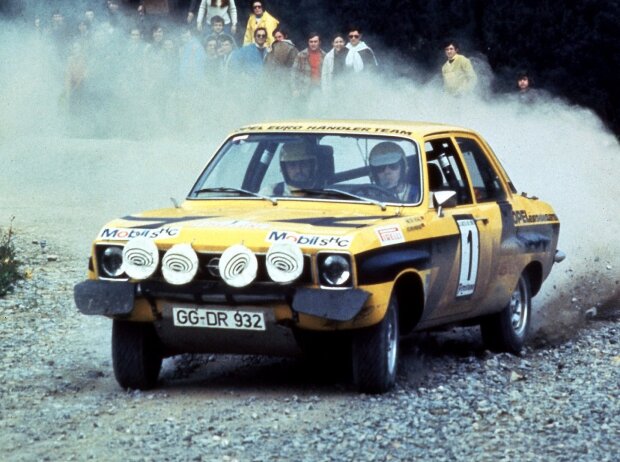 Auf der Ascona A Rallye Version von 1974 gewinnen Walter Röhrl und Co-Pilot Jochen Berger sechs von acht Läufen und werden in dem Jahr Rallye-Europameister Auf der Ascona A Rallye Version von 1974 gewinnen Walter Röhrl und Co-Pilot Jochen Berger sechs von acht Läufen und werden in dem Jahr Rallye-Europameister