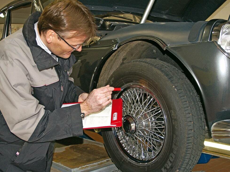 GTÜ Hauptuntersuchung an einem Oldtimer