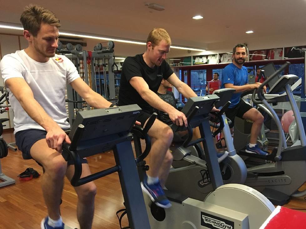 BMW-Piloten im Fitnesscamp