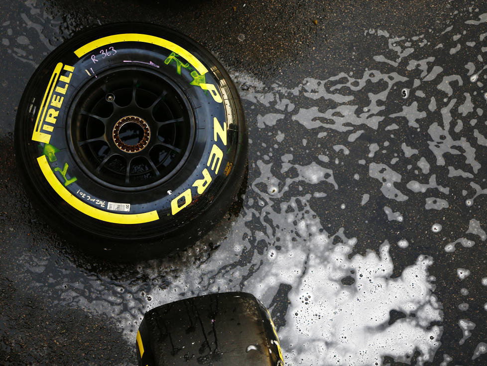 Pirelli-Reifen wird gewaschen