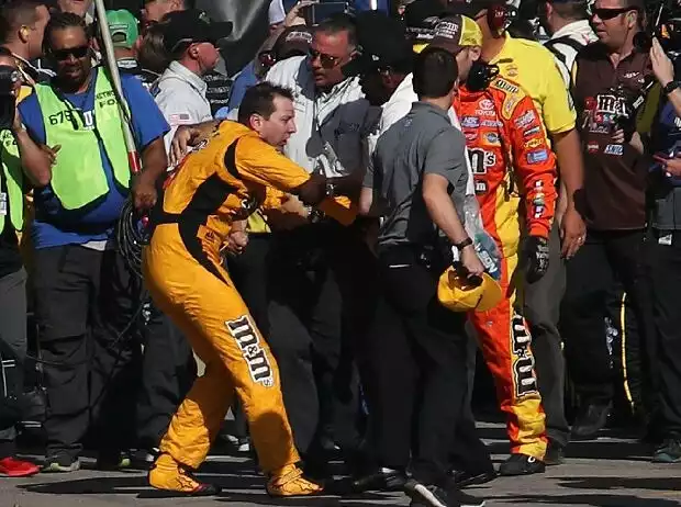 Joey Logano, Kyle Busch, Kampf Titel-Bild zur News: Joey Logano, Kyle Busch, Kampf