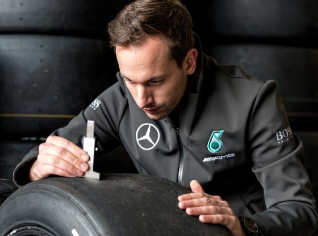 Titel-Bild zur News: Mercedes-DTM-Techniker mit Reifen
