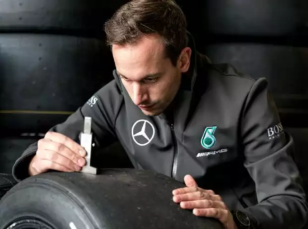 Mercedes-DTM-Techniker mit Reifen Titel-Bild zur News: Mercedes-DTM-Techniker mit Reifen
