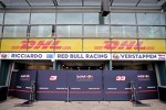 Red Bull versperrt die Sicht auf die Garage