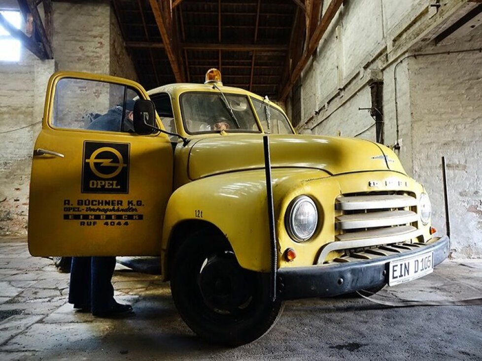 Scheunenfund für den PS.Speicher: Der Opel Blitz-Abschleppwagen mit dem Firmenlogo seines früheren Auftraggebers
