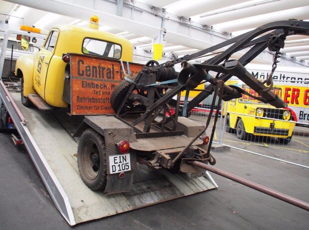 Scheunenfund für den PS.Speicher: Der Opel Blitz-Abschlepper wird selbst abgeschleppt.