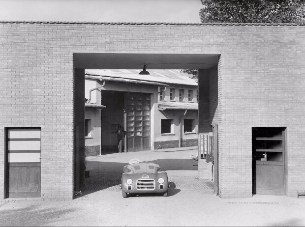70 Jahre Ferrari. Das Tor von Maranello und der Ferrari 125 S 70 Jahre Ferrari. Das Tor von Maranello und der Ferrari 125 S