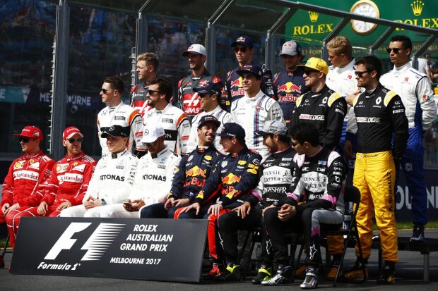 Kimi Räikkönen Sebastian Vettel Valtteri Bottas Lewis Hamilton Daniel Ricciardo Max Verstappen Sergio Perez Esteban Ocon Stoffel Vandoorne Fernando Alonso Felipe Massa Lance Stroll Nico Hülkenberg Jolyon Palmer Kevin Magnussen Romain Grosjean Daniil Kwjat Carlos Sainz Marcus Ericsson Pascal Wehrlein Force India Sahara Force India F1 Team F1Mercedes Mercedes AMG Petronas Motorsport F1Red Bull Red Bull Racing F1McLaren McLaren Honda F1Williams Williams Martini Racing F1Toro Rosso Scuderia Toro Rosso F1Sauber Sauber F1 Team F1 ~Kimi Räikkönen (Ferrari), Sebastian Vettel (Ferrari), Valtteri Bottas (Mercedes), Lewis Hamilton (Mercedes), Daniel Ricciardo (Red Bull), Max Verstappen (Red Bull), Sergio Perez (Force India), Esteban Ocon (Force India), Stoffel Vandoorne (McLaren), Fernando Alonso (McLaren), Felipe Massa (Williams), Lance Stroll (Williams), Nico Hülkenberg (Renault), Jolyon Palmer (Renault), Kevin Magnussen (Haas), Romain Grosjean (Haas), Daniil Kwjat (Toro Rosso), Carlos Sainz (Toro Rosso), Marcus Ericsson (Sauber) und Pascal Wehrlein ~ Kimi Räikkönen Sebastian Vettel Valtteri Bottas Lewis Hamilton Daniel Ricciardo Max Verstappen Sergio Perez Esteban Ocon Stoffel Vandoorne Fernando Alonso Felipe Massa Lance Stroll Nico Hülkenberg Jolyon Palmer Kevin Magnussen Romain Grosjean Daniil Kwjat Carlos Sainz Marcus Ericsson Pascal Wehrlein Force India Sahara Force India F1 Team F1Mercedes Mercedes AMG Petronas Motorsport F1Red Bull Red Bull Racing F1McLaren McLaren Honda F1Williams Williams Martini Racing F1Toro Rosso Scuderia Toro Rosso F1Sauber Sauber F1 Team F1 ~Kimi Räikkönen (Ferrari), Sebastian Vettel (Ferrari), Valtteri Bottas (Mercedes), Lewis Hamilton (Mercedes), Daniel Ricciardo (Red Bull), Max Verstappen (Red Bull), Sergio Perez (Force India), Esteban Ocon (Force India), Stoffel Vandoorne (McLaren), Fernando Alonso (McLaren), Felipe Massa (Williams), Lance Stroll (Williams), Nico Hülkenberg (Renault), Jolyon Palmer (Renault), Kevin Magnussen (Haas), Romain Grosjean (Haas), Daniil Kwjat (Toro Rosso), Carlos Sainz (Toro Rosso), Marcus Ericsson (Sauber) und Pascal Wehrlein ~