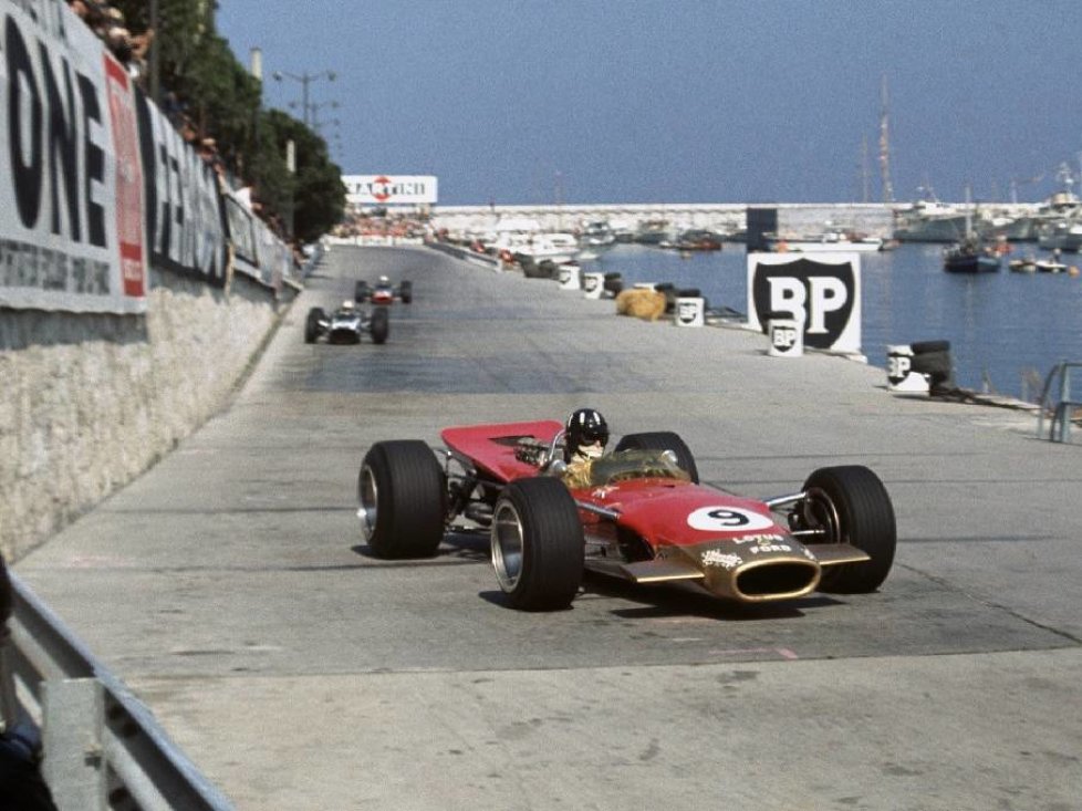 Grand Prix von Monaco 1968: Graham Hill im Lotus-Ford 49B biegt als erster in die Tabac-Kurve ein