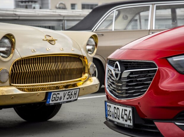 Titel-Bild zur News: Opel-Flaggschiffe unter sich: Der Insignia Grand Spoirt von 2017 trifft auf den zweimillionsten Opel von 1956 - einen Kapitän mit goldfarbener Lackierung und mit 24-karätigem Gold überzogenen Zierteilen
