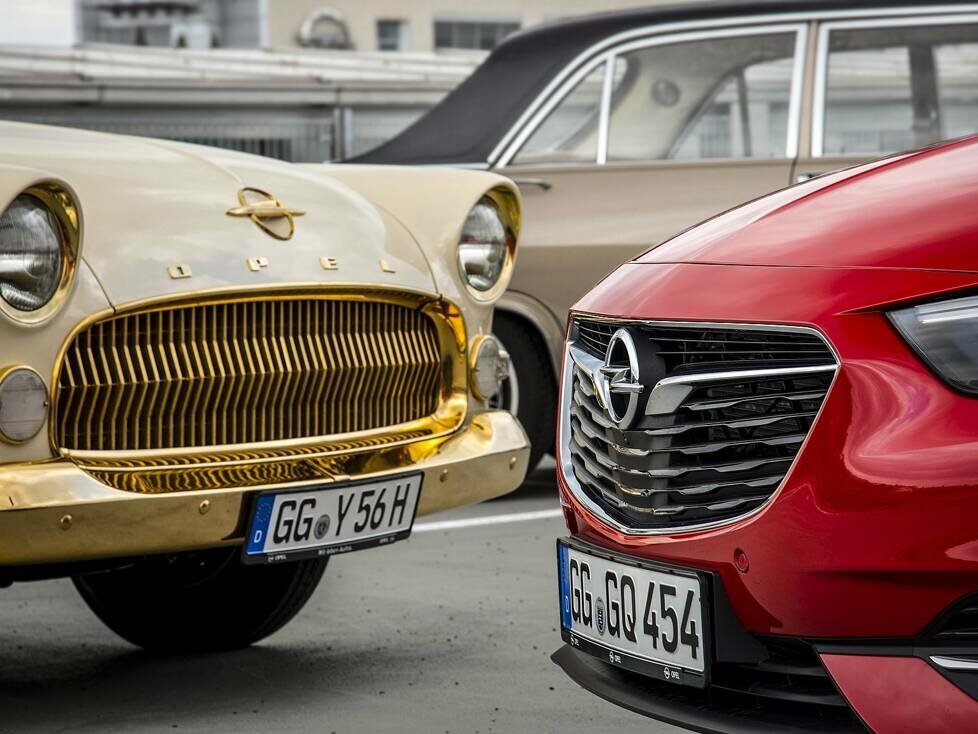 Opel-Flaggschiffe unter sich: Der Insignia Grand Spoirt von 2017 trifft auf den zweimillionsten Opel von 1956 - einen Kapitän mit goldfarbener Lackierung und mit 24-karätigem Gold überzogenen Zierteilen