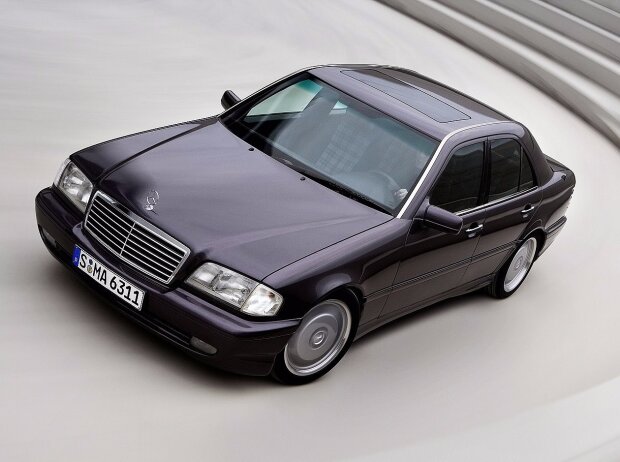 Der 1993 vorgestellte C 36 AMG ist das erste, auf Basis des Kooperationsvertrags zwischen der Daimler-Benz AG und AMG, gemeinsam entwickelte Fahrzeug.