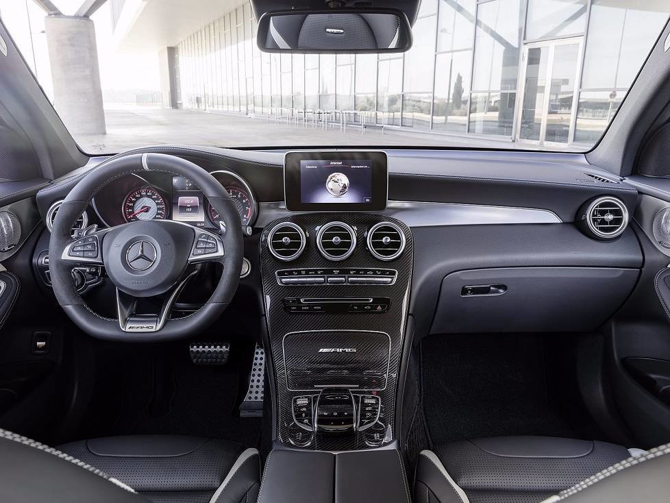 Innenraum und Cockpit des Mercedes-AMG GLC 63 2017