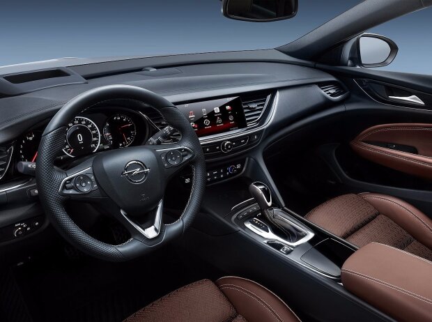 Innenraum und Cockpit des Opel Insignia Country Tourer 2017