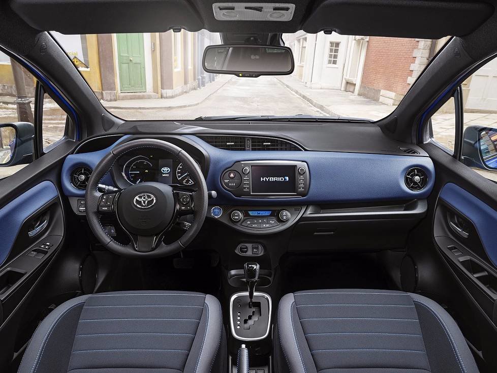 Innenraum und Cockpit des Toyota Yaris 2017